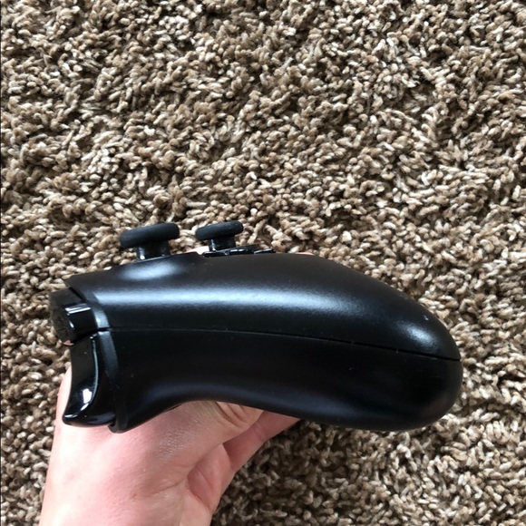 Black Xbox one controller - Picture 3 of 6
